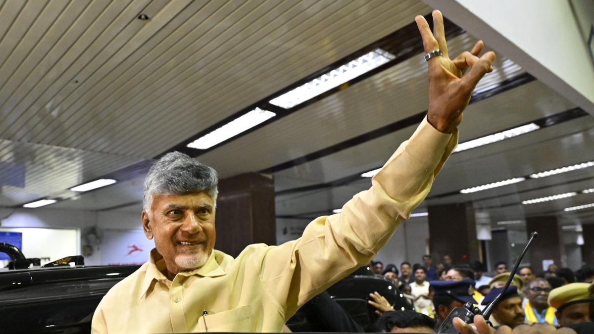 Naidu arrives to a tumultuous welcome